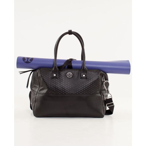 Lululemon Daily Gym Bag in Black Medium Duffle Overnight Faux Leather Top Handle - Picture 16 of 16